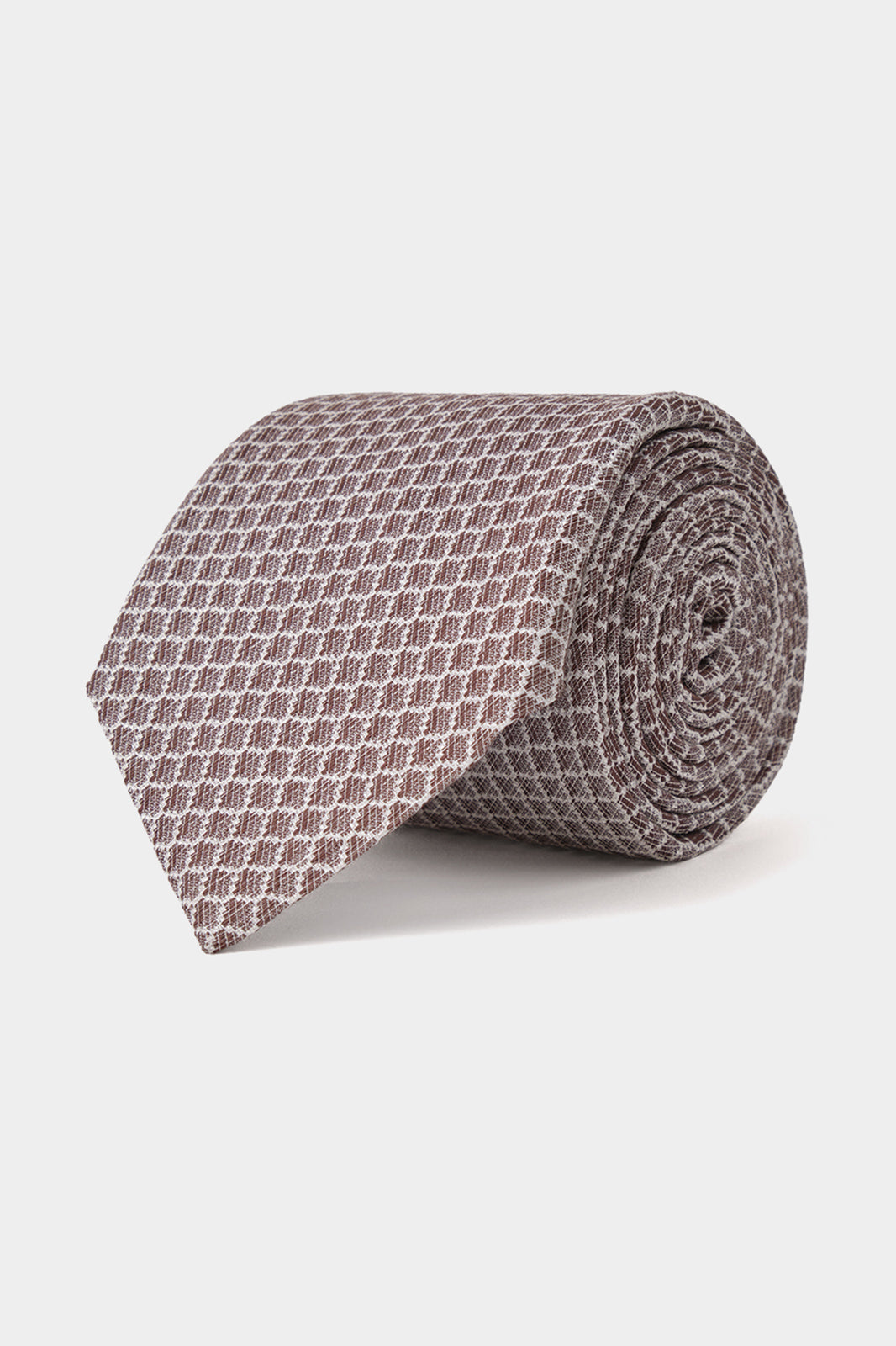 Cravate fabriquée en 100 % soie de couleur marron à motifs.
