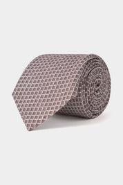 Cravate fabriquée en 100 % soie de couleur marron à motifs.
