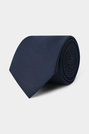 Il y a les puristes qui ne peuvent porter un costume sans cravate, et il y a ceux qui attendent les grandes occasions.