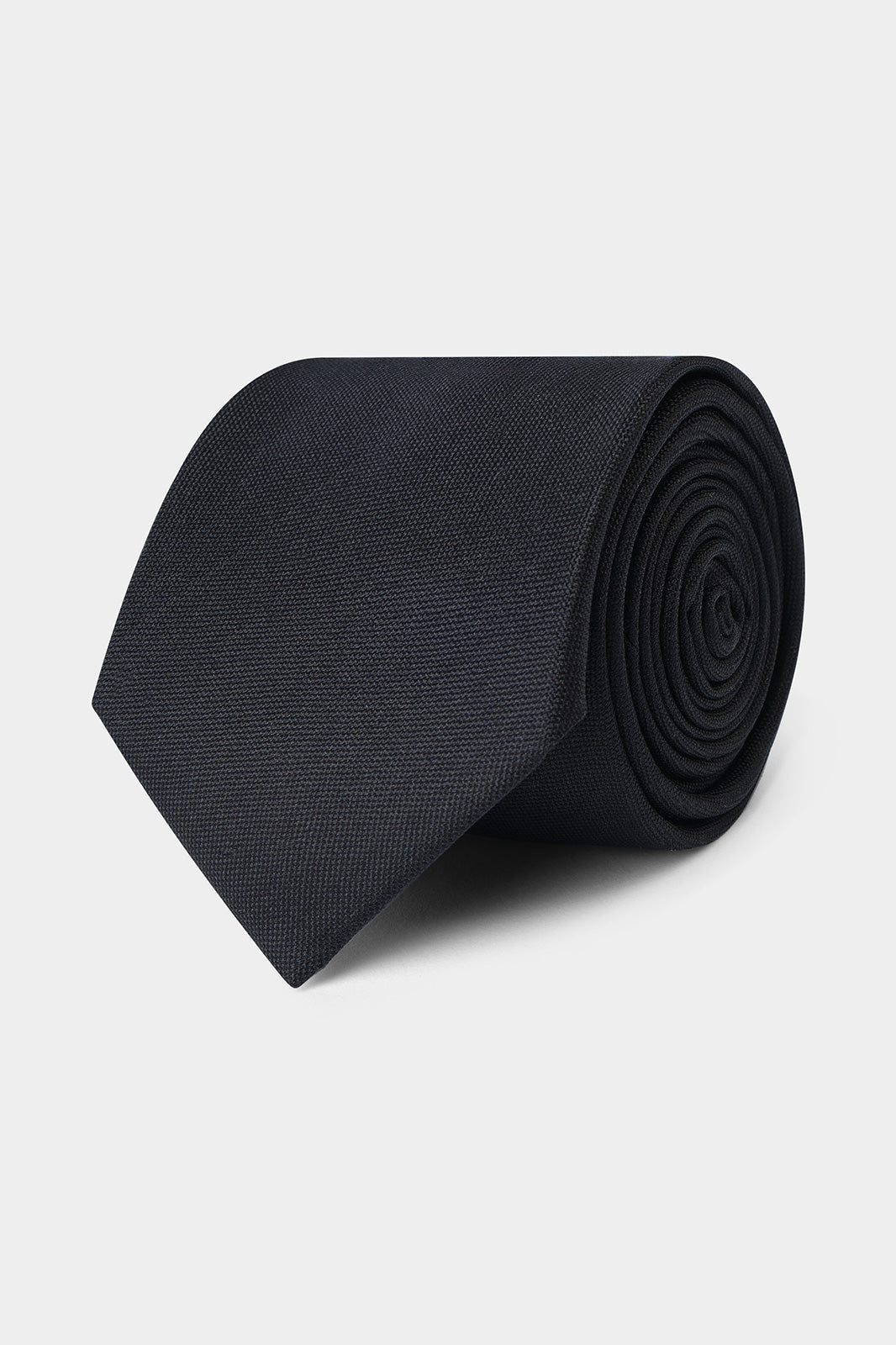 Il y a les puristes qui ne peuvent porter un costume sans cravate, et il y a ceux qui attendent les grandes occasions. Dans tous les cas, la cravate est l'accessoire masculin numéro par définition.