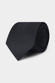 Il y a les puristes qui ne peuvent porter un costume sans cravate, et il y a ceux qui attendent les grandes occasions. Dans tous les cas, la cravate est l'accessoire masculin numéro par définition.