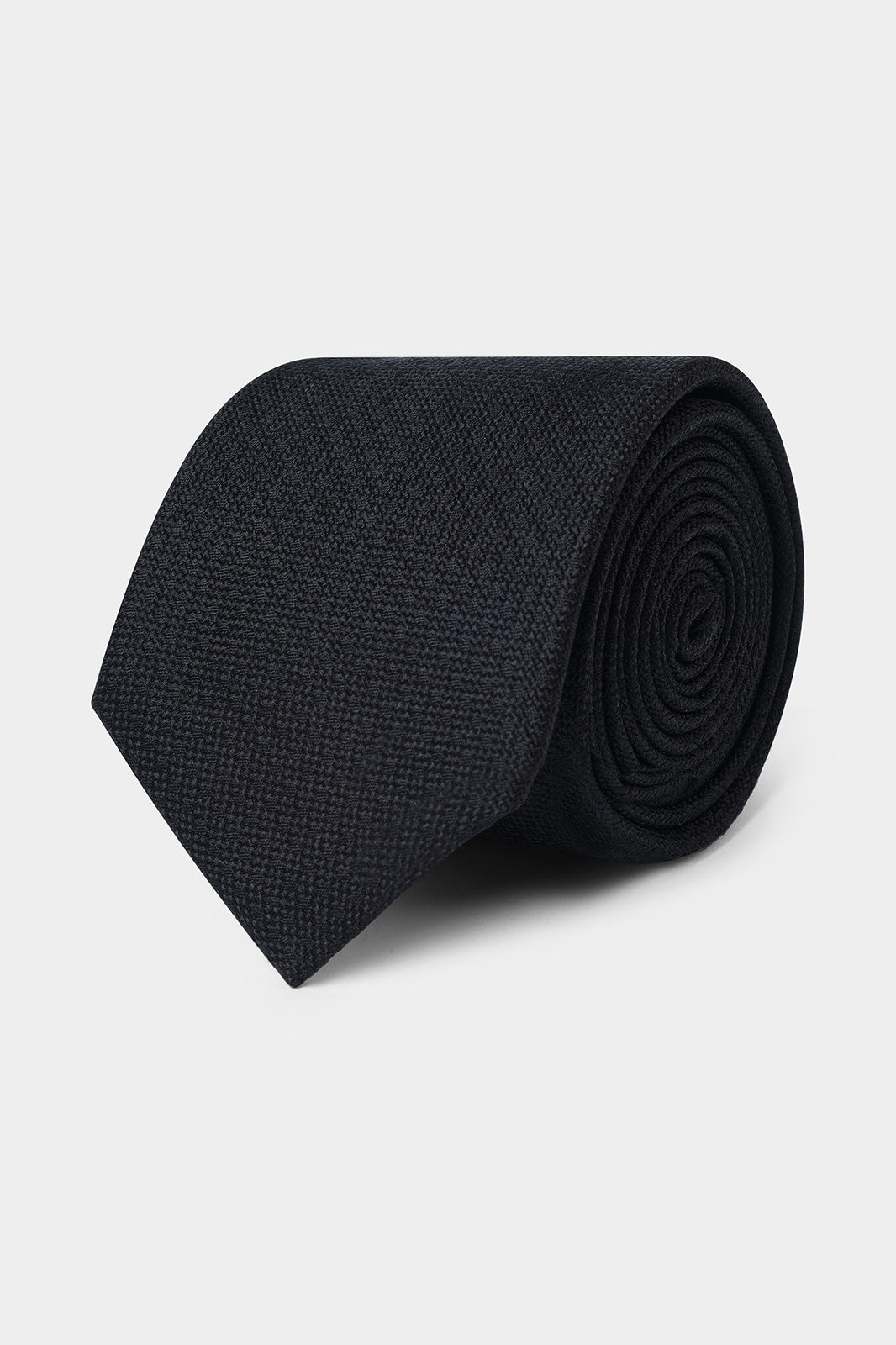 Il y a les puristes qui ne peuvent porter un costume sans cravate, et il y a ceux qui attendent les grandes occasions.