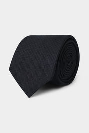 Il y a les puristes qui ne peuvent porter un costume sans cravate, et il y a ceux qui attendent les grandes occasions.