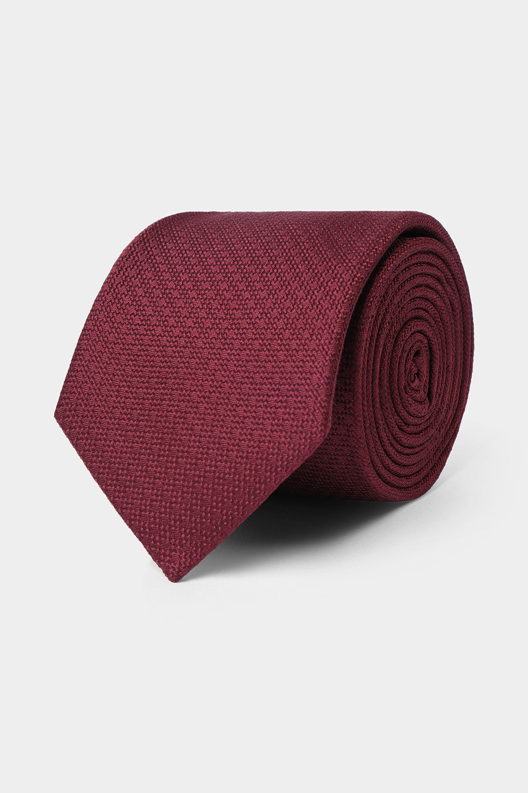 Il y a les puristes qui ne peuvent porter un costume sans cravate, et il y a ceux qui attendent les grandes occasions. Dans tous les cas, la cravate est l'accessoire masculin numéro par définition.