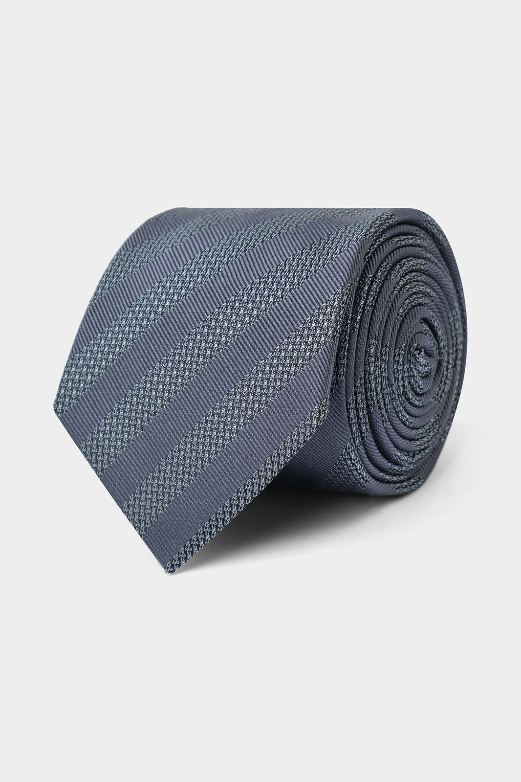 Il y a les puristes qui ne peuvent porter un costume sans cravate, et il y a ceux qui attendent les grandes occasions. Dans tous les cas, la cravate est l'accessoire masculin numéro par définition.