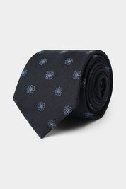Il y a les puristes qui ne peuvent porter un costume sans cravate, et il y a ceux qui attendent les grandes occasions. Dans tous les cas, la cravate est l'accessoire masculin numéro par définition.