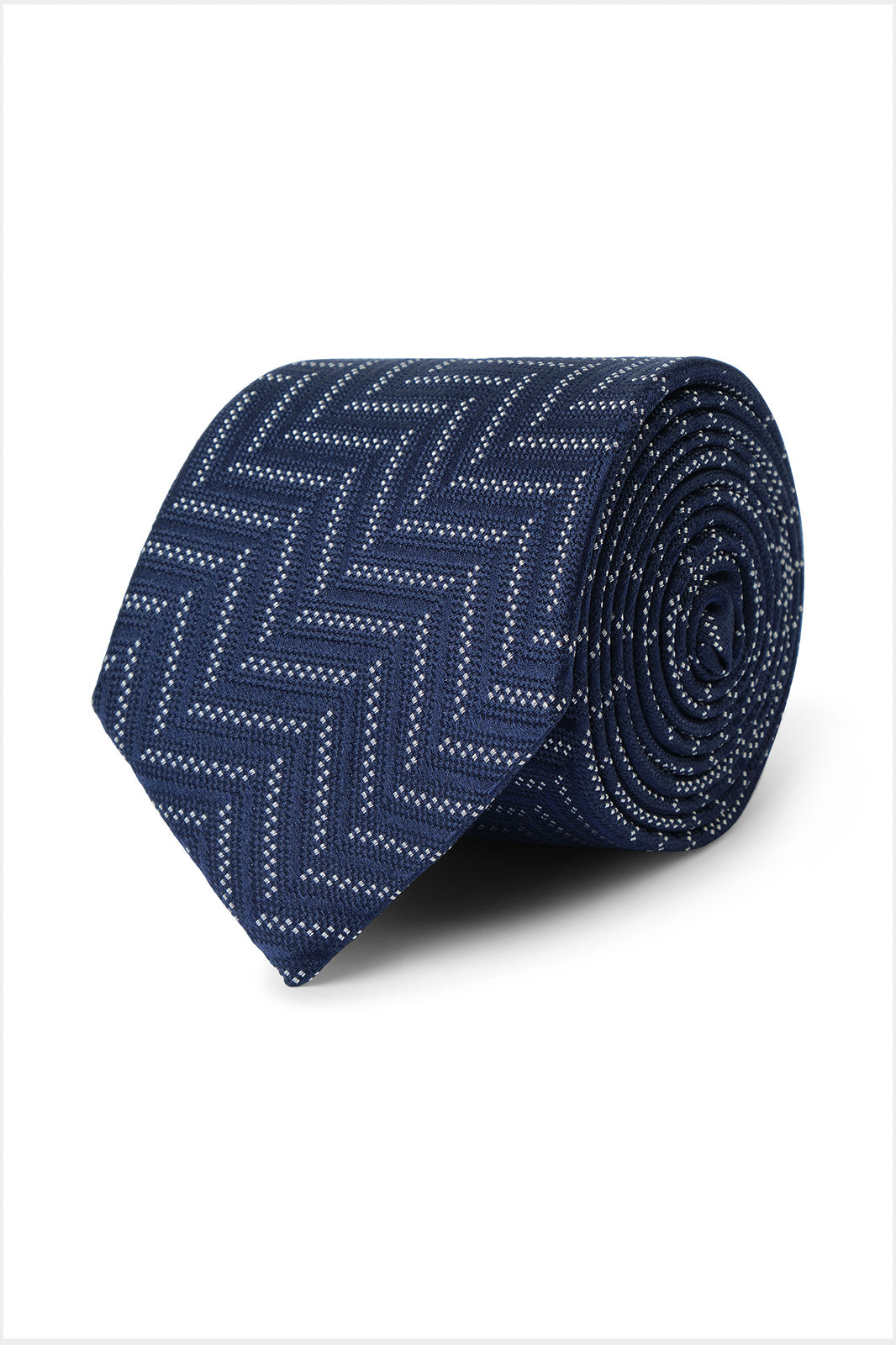 Il y a les puristes qui ne peuvent porter un costume sans cravate, et il y a ceux qui attendent les grandes occasions. Dans tous les cas, la cravate est l'accessoire masculin numéro par définition.