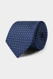 Il y a les puristes qui ne peuvent porter un costume sans cravate, et il y a ceux qui attendent les grandes occasions. Dans tous les cas, la cravate est l'accessoire masculin numéro par définition.