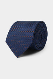 Il y a les puristes qui ne peuvent porter un costume sans cravate, et il y a ceux qui attendent les grandes occasions. Dans tous les cas, la cravate est l'accessoire masculin numéro par définition.