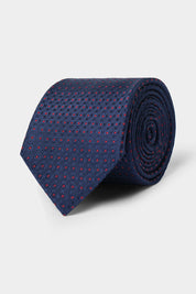 Il y a les puristes qui ne peuvent porter un costume sans cravate, et il y a ceux qui attendent les grandes occasions. Dans tous les cas, la cravate est l'accessoire masculin numéro par définition.