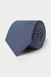 Il y a les puristes qui ne peuvent porter un costume sans cravate, et il y a ceux qui attendent les grandes occasions. Dans tous les cas, la cravate est l'accessoire masculin numéro par définition.
