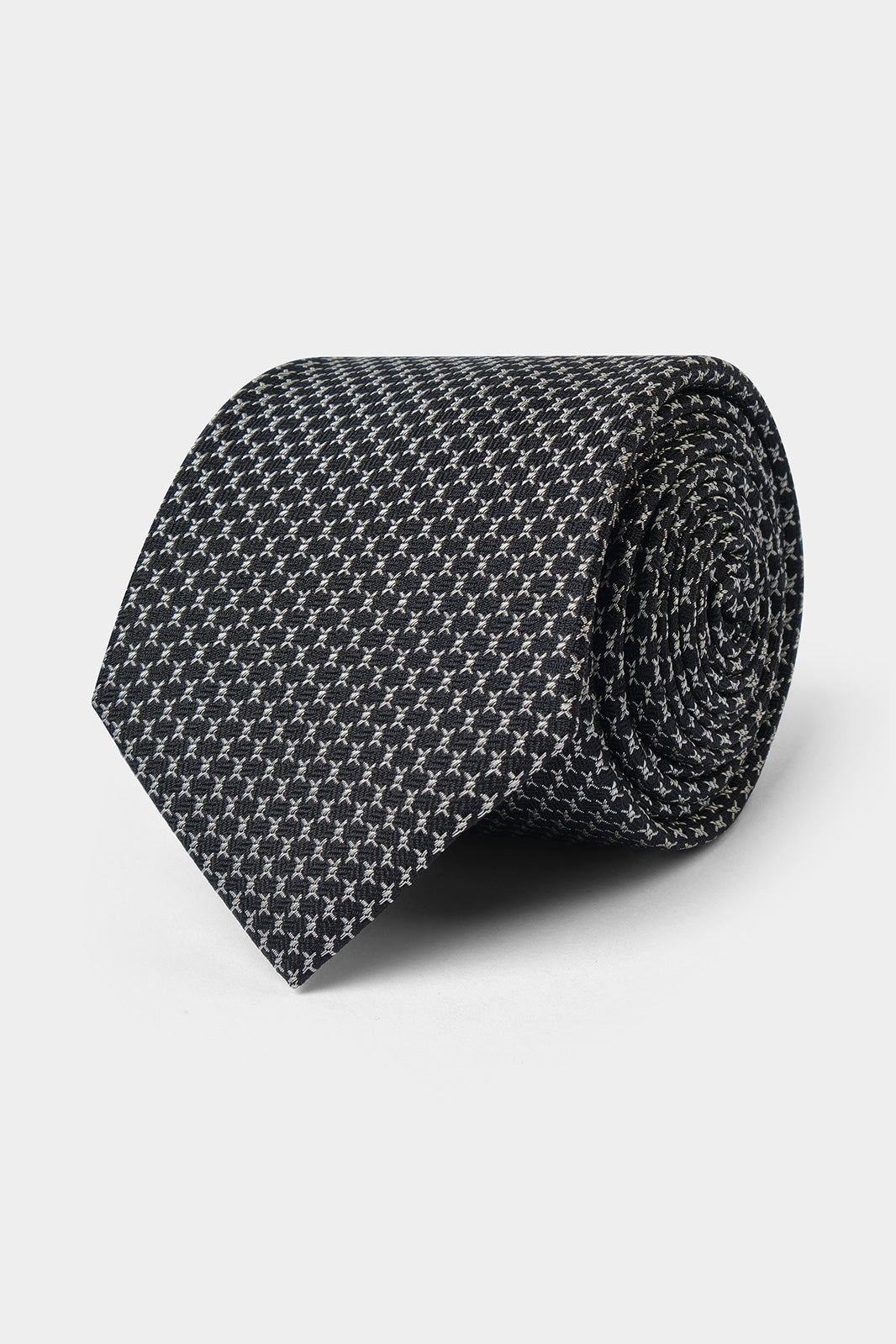 Il y a les puristes qui ne peuvent porter un costume sans cravate, et il y a ceux qui attendent les grandes occasions. Dans tous les cas, la cravate est l'accessoire masculin numéro par définition.