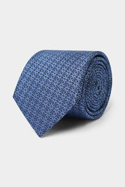 Il y a les puristes qui ne peuvent porter un costume sans cravate, et il y a ceux qui attendent les grandes occasions. Dans tous les cas, la cravate est l'accessoire masculin numéro par définition.
