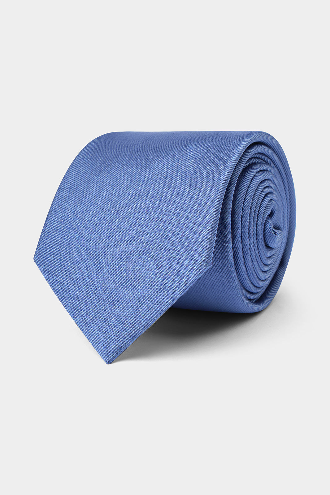 Il y a les puristes qui ne peuvent porter un costume sans cravate, et il y a ceux qui attendent les grandes occasions. Dans tous les cas, la cravate est l'accessoire masculin numéro par définition.