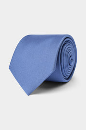 Il y a les puristes qui ne peuvent porter un costume sans cravate, et il y a ceux qui attendent les grandes occasions. Dans tous les cas, la cravate est l'accessoire masculin numéro par définition.