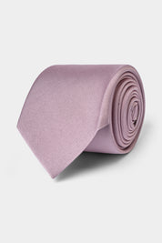 Il y a les puristes qui ne peuvent porter un costume sans cravate, et il y a ceux qui attendent les grandes occasions. Dans tous les cas, la cravate est l'accessoire masculin numéro par définition.