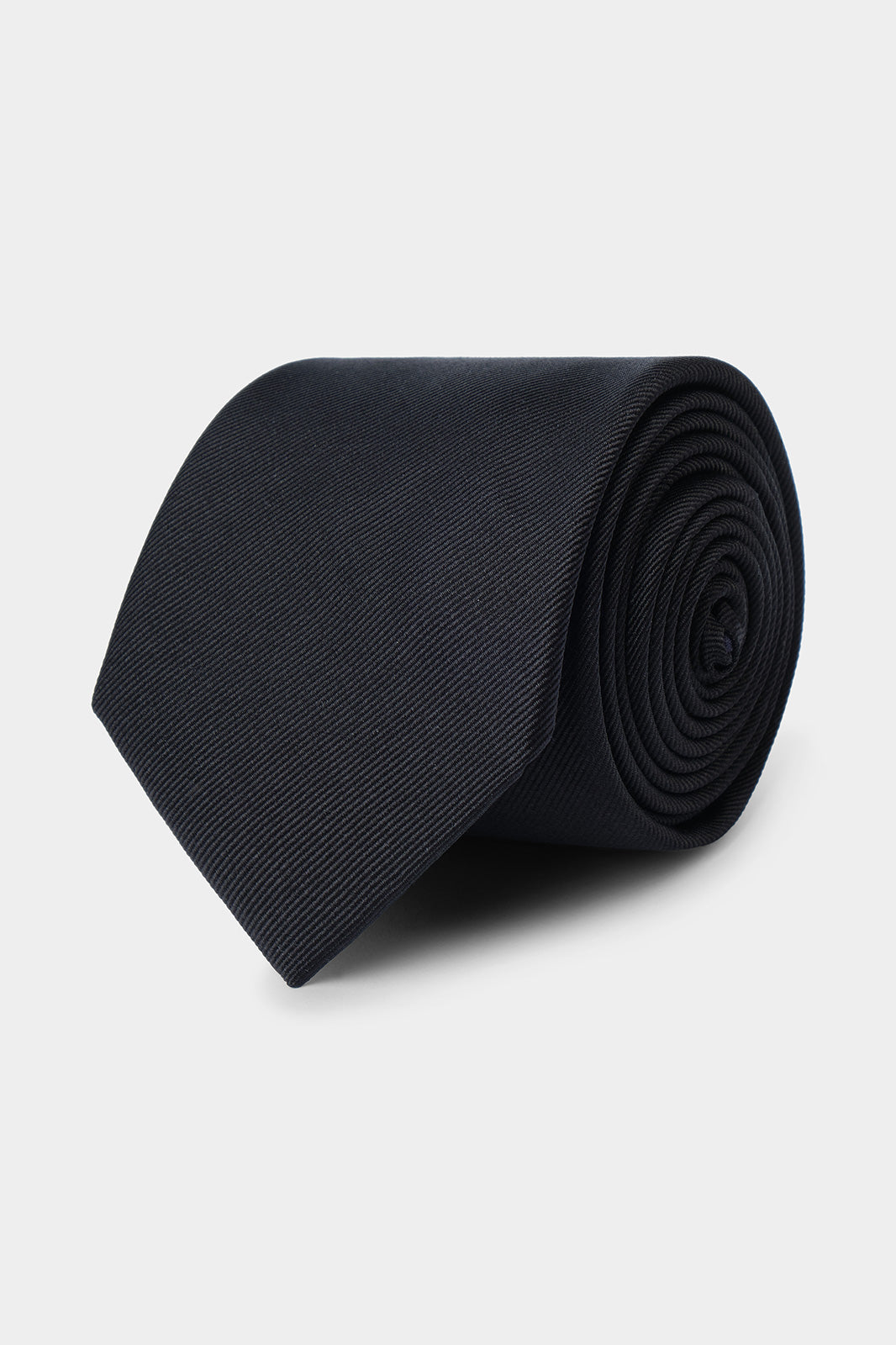 Il y a les puristes qui ne peuvent porter un costume sans cravate, et il y a ceux qui attendent les grandes occasions. Dans tous les cas, la cravate est l'accessoire masculin numéro par définition.