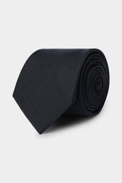 Il y a les puristes qui ne peuvent porter un costume sans cravate, et il y a ceux qui attendent les grandes occasions. Dans tous les cas, la cravate est l'accessoire masculin numéro par définition.