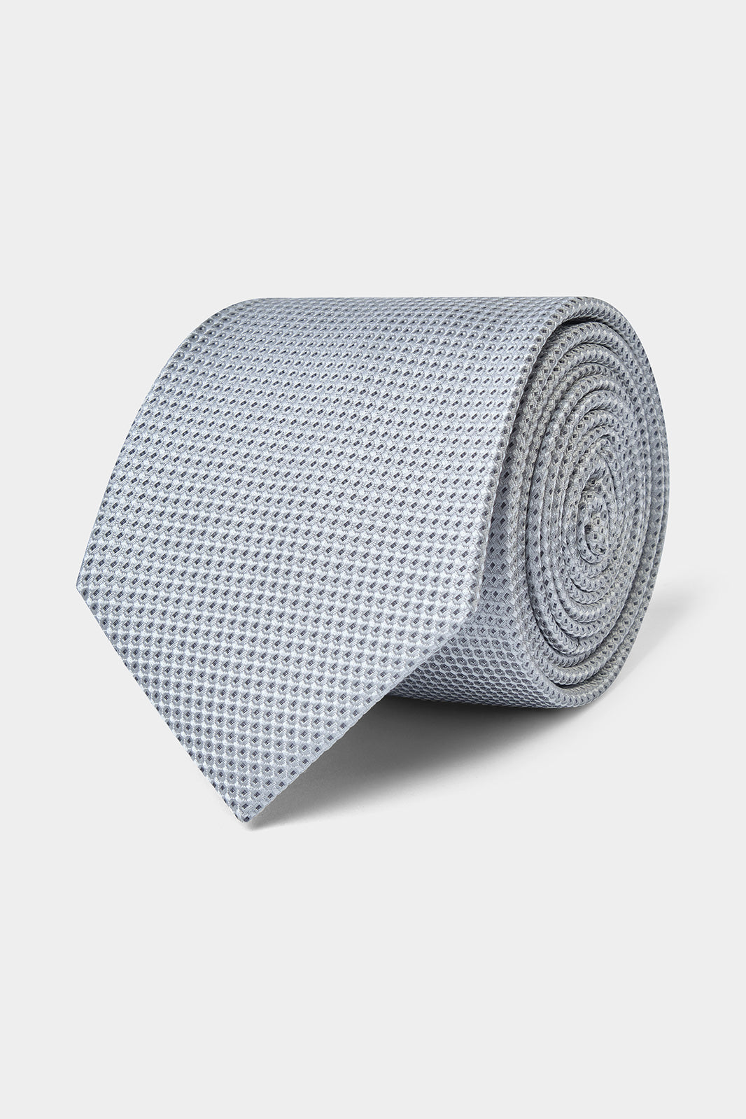 Il y a les puristes qui ne peuvent porter un costume sans cravate, et il y a ceux qui attendent les grandes occasions. Dans tous les cas, la cravate est l'accessoire masculin numéro par définition.