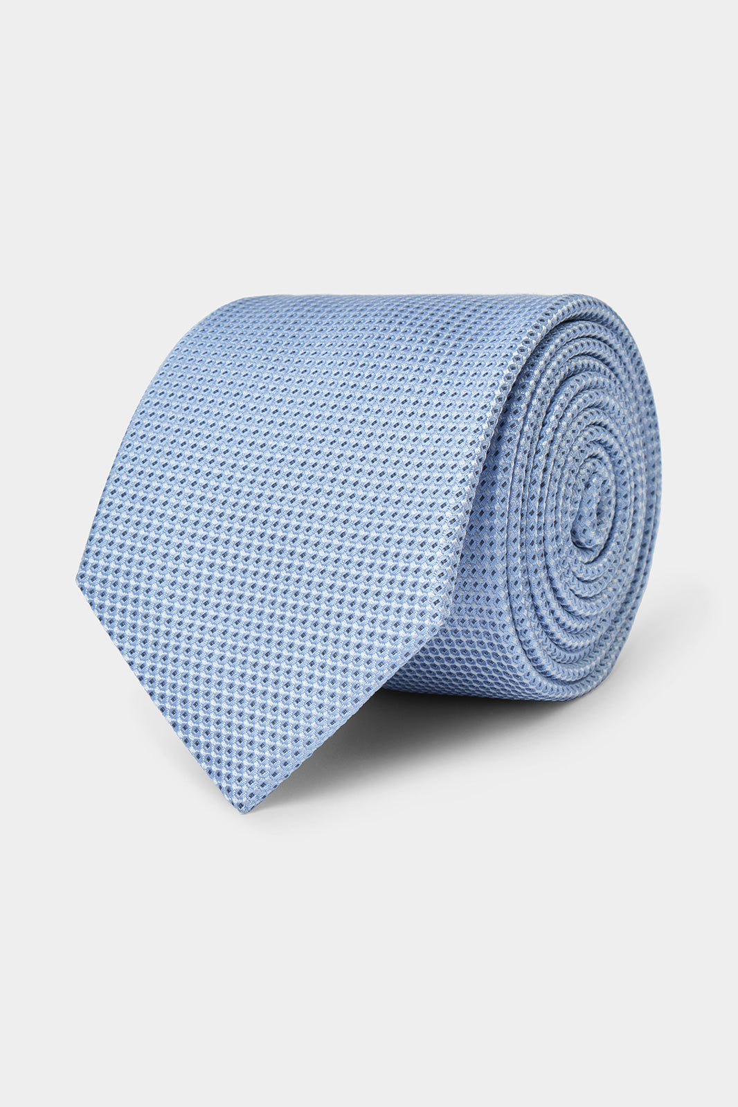 Il y a les puristes qui ne peuvent porter un costume sans cravate, et il y a ceux qui attendent les grandes occasions. Dans tous les cas, la cravate est l'accessoire masculin numéro par définition.