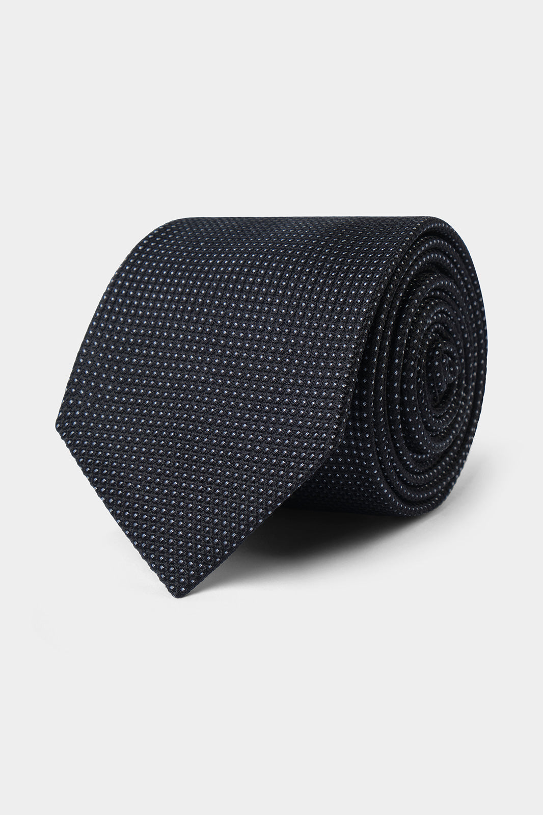 Il y a les puristes qui ne peuvent porter un costume sans cravate, et il y a ceux qui attendent les grandes occasions. Dans tous les cas, la cravate est l'accessoire masculin numéro par définition.