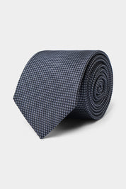 Il y a les puristes qui ne peuvent porter un costume sans cravate, et il y a ceux qui attendent les grandes occasions. Dans tous les cas, la cravate est l'accessoire masculin numéro par définition.