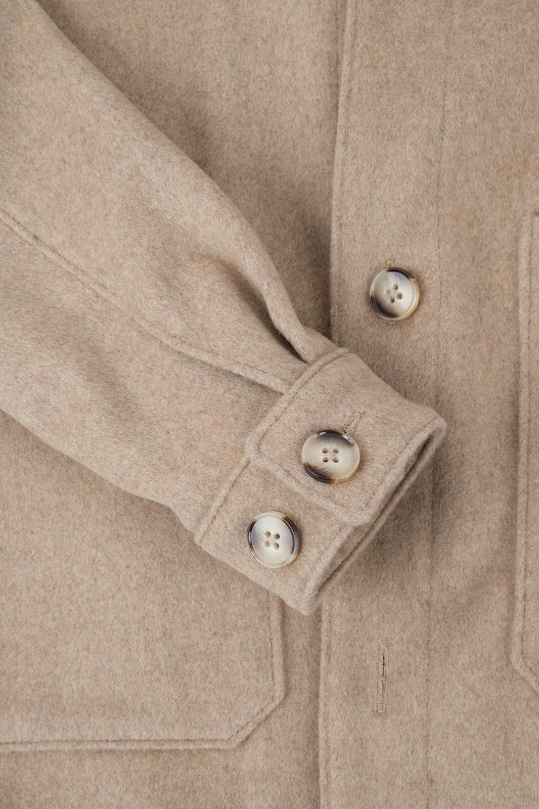 Vue sur manche du blouson worker couleur beige.