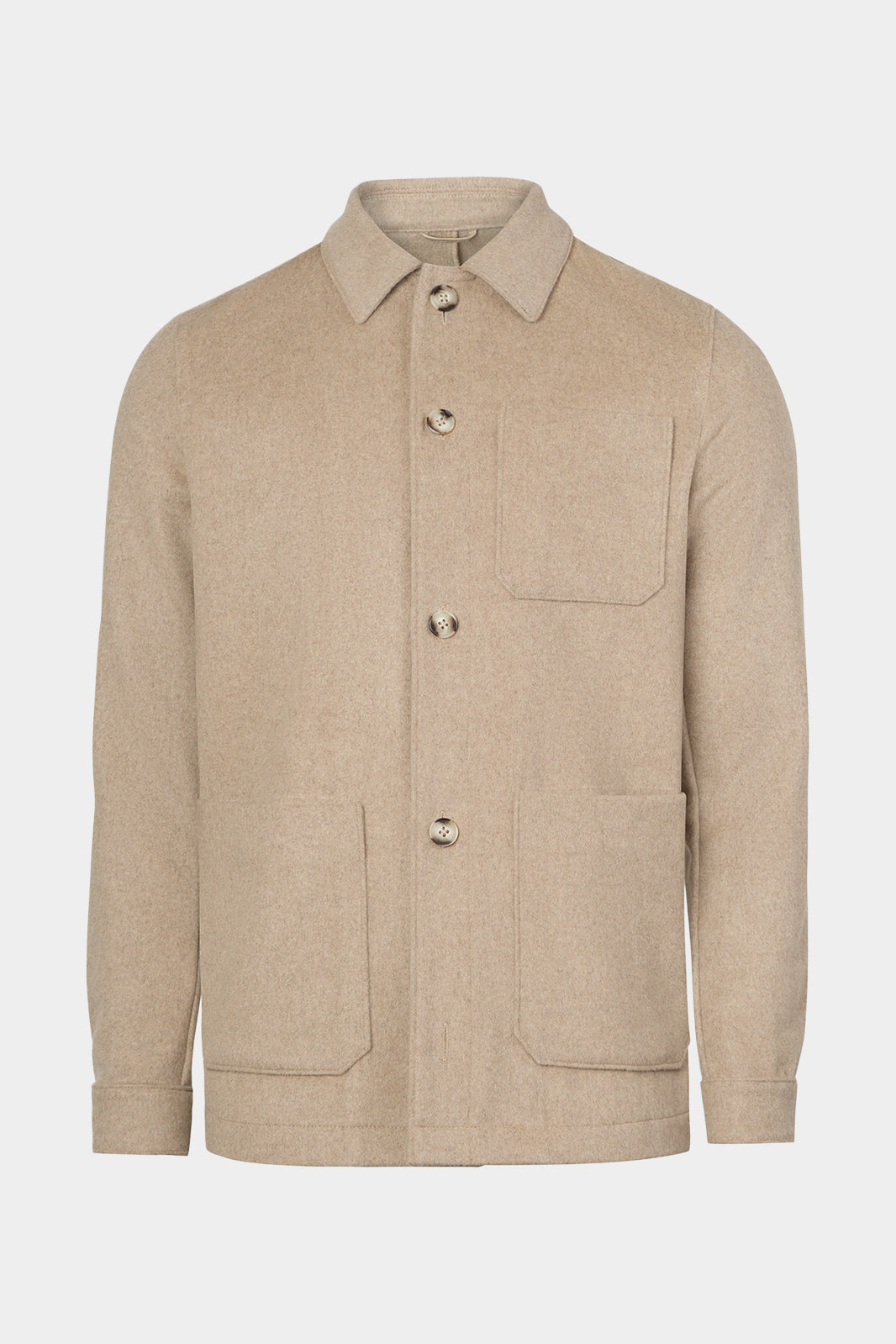 Vue sur fond blanc du blouson worker couleur beige, avec 2 poches plaqués ainsi qu'une poche poitrine. 