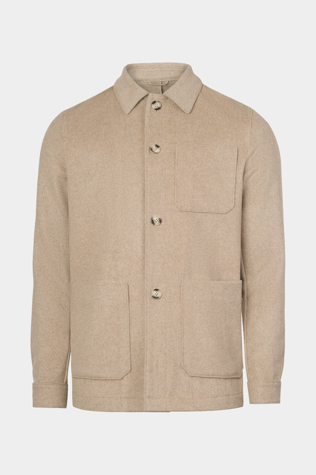 Vue sur fond blanc du blouson worker couleur beige, avec 2 poches plaqués ainsi qu'une poche poitrine. 