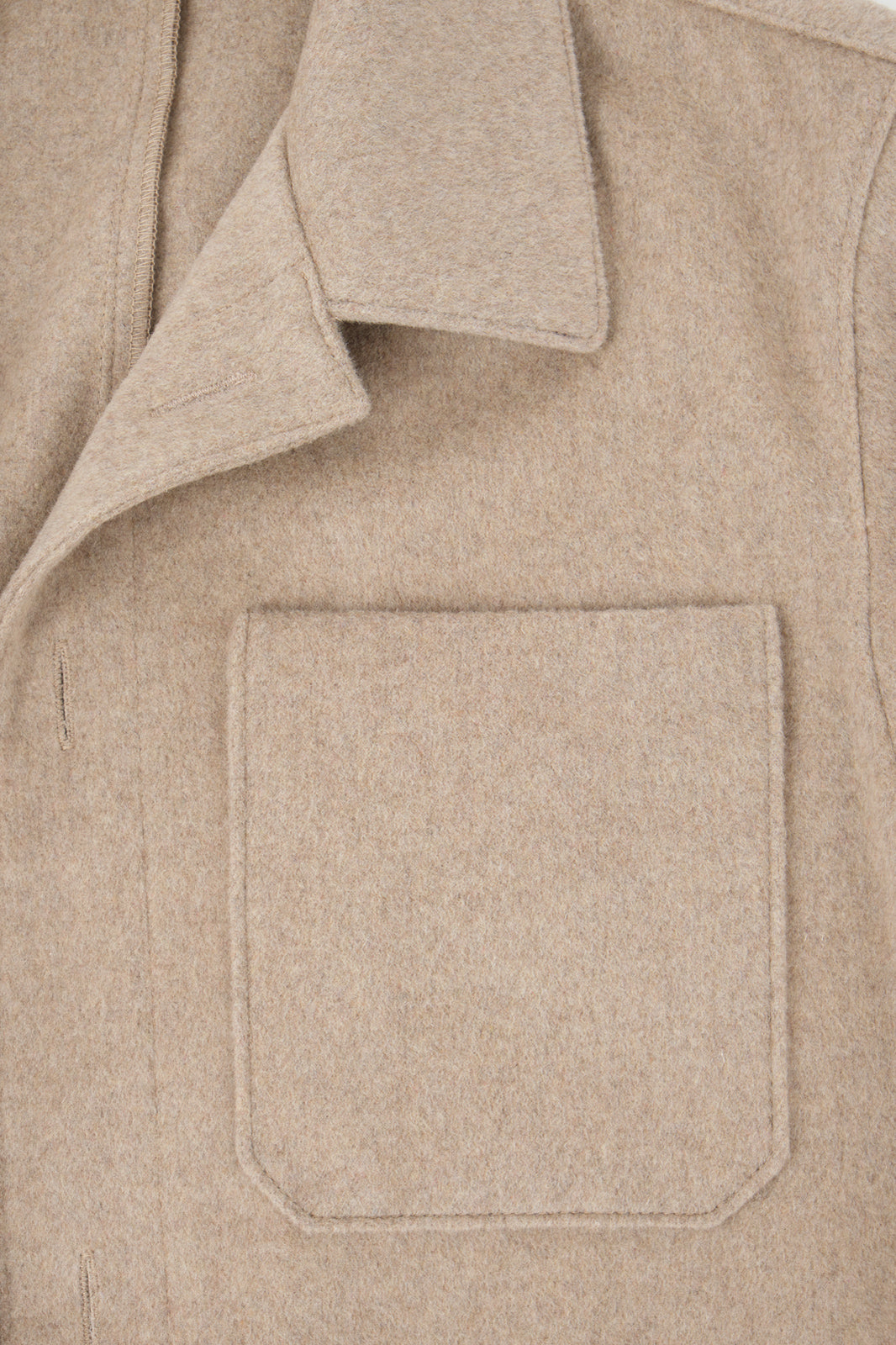 Vue de la poche poitrine du blouson worker couleur beige.