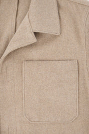 Vue de la poche poitrine du blouson worker couleur beige.