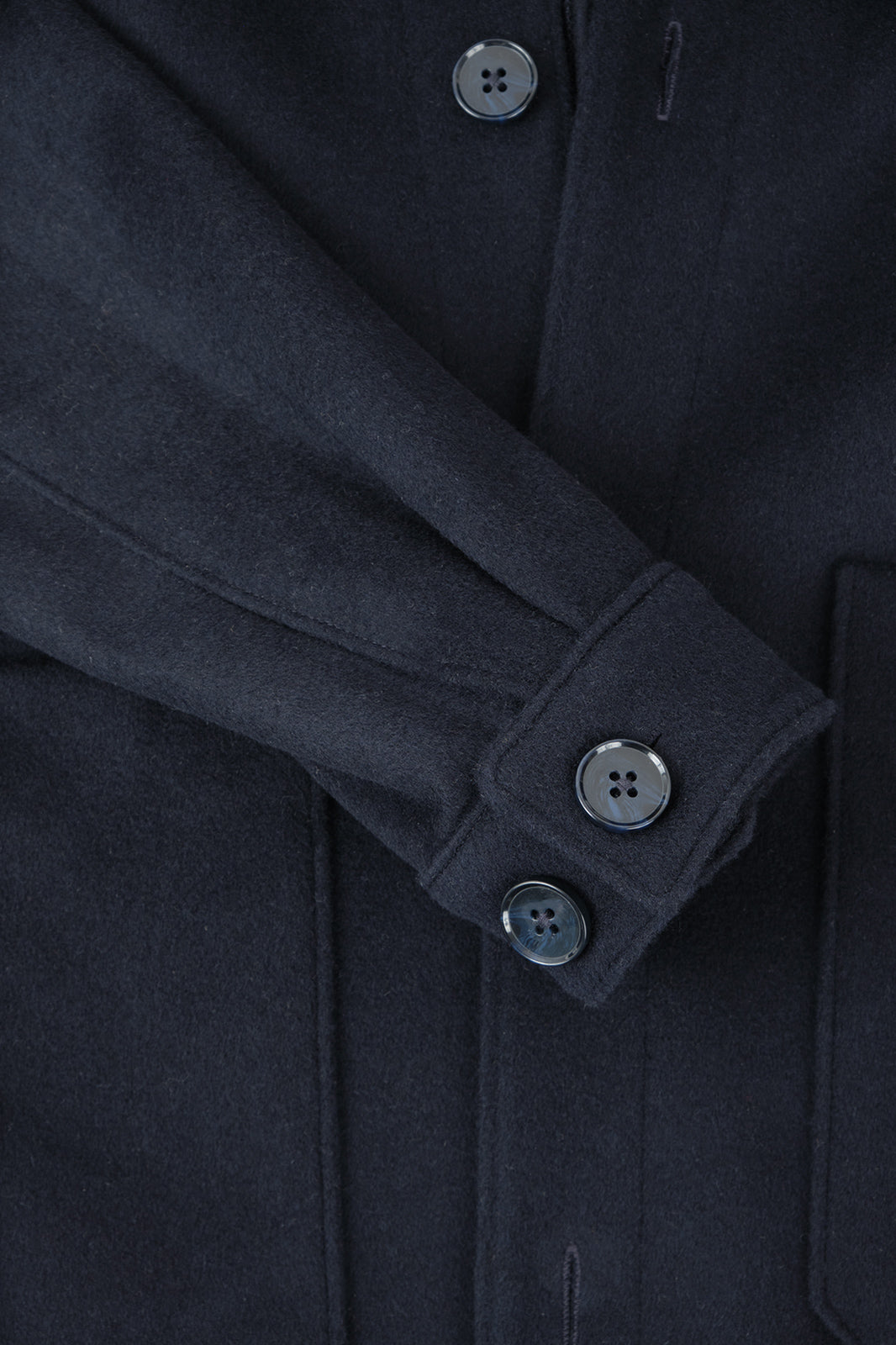 Vue d'une manche de blouson worker en marine en laine, cachemire et polyester.