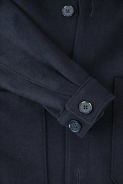 Vue d'une manche de blouson worker en marine en laine, cachemire et polyester.