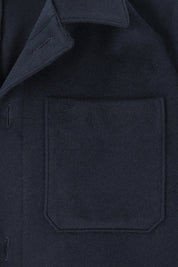 Vue d'un blouson worker en marine en laine, cachemire et polyester.