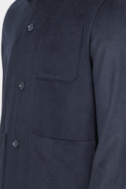 Vue sur fond blanc d'un blouson worker en marine en laine, cachemire et polyester.