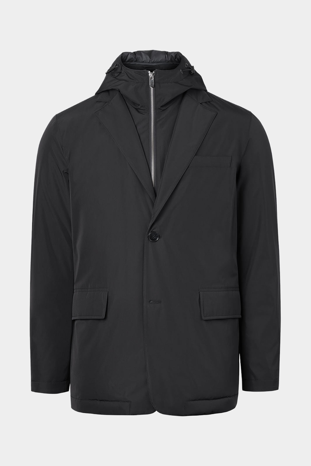 Vue sur fond blanc d'un manteau pour homme noir avec doublure et capuche amovible en tissu technique.