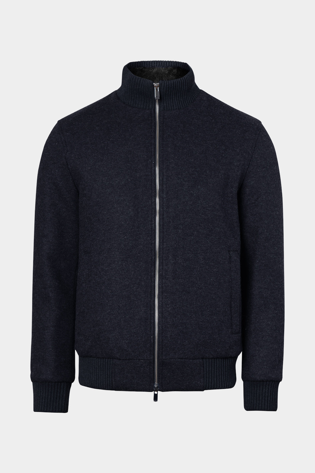 Vue sur fond blanc d'un blouson en jersey de laine fourré synthétique en marine