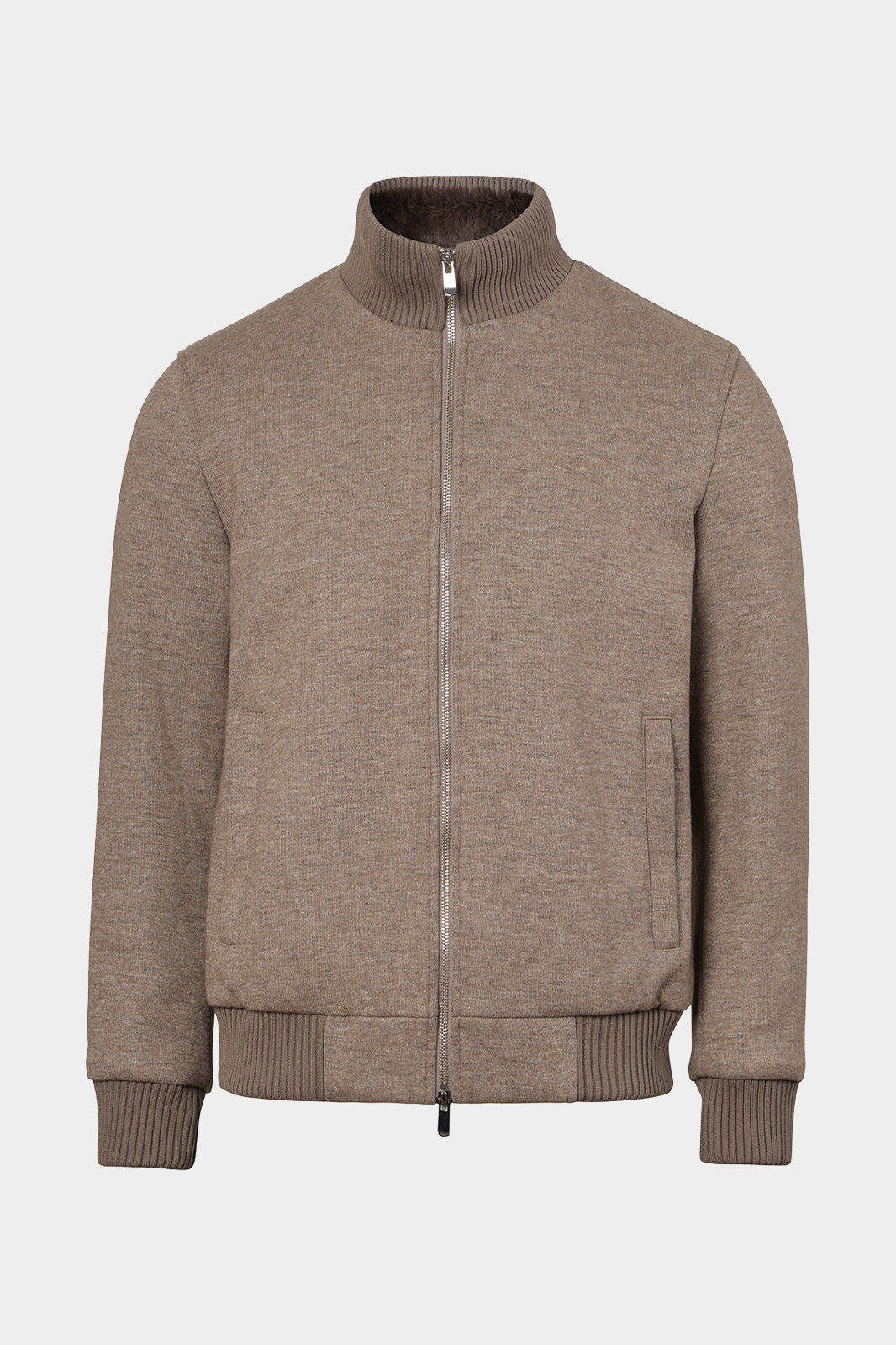 Vue sur fond blanc d'un blouson en jersey de laine fourré synthétique en taupe 