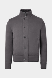 Vue sur fond blanc blouson en maille matelassé en gris