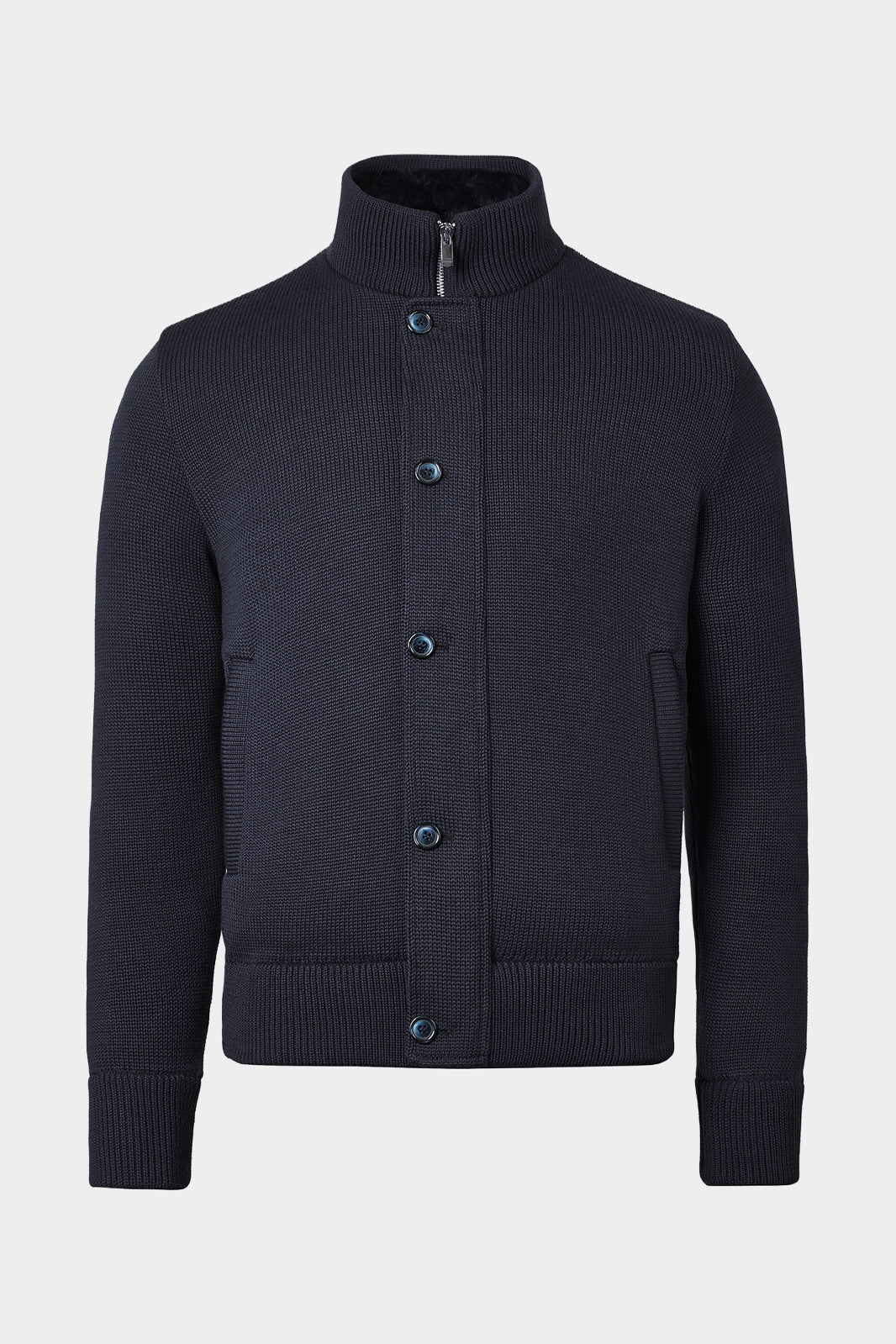 Vue sur fond blanc d'un blouson en maille matelassé marine