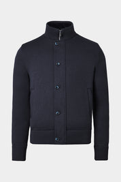 Vue sur fond blanc d'un blouson en maille matelassé marine