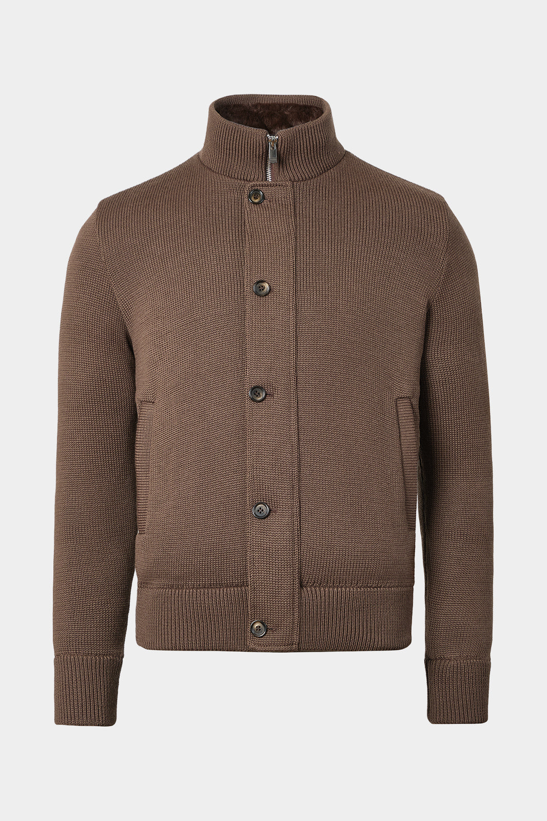 Vue sur fond blanc d'un blouson en maille matelassé en noisette 