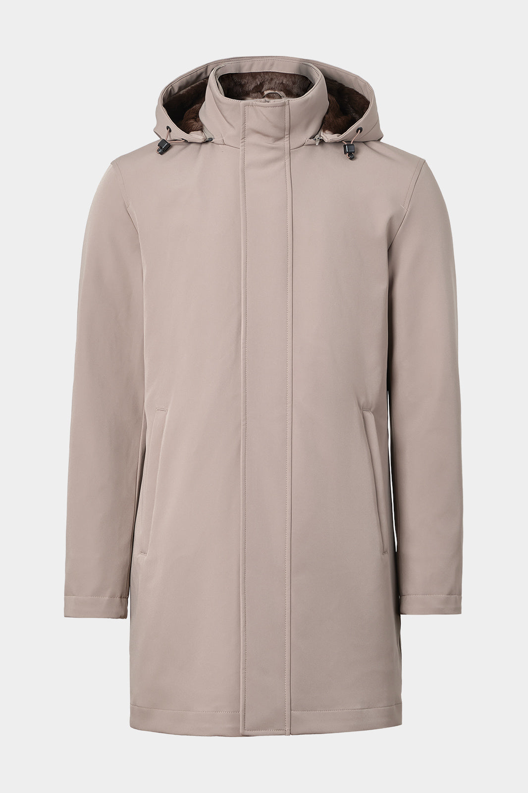 Vue sur fond blanc d'une parka fourrée avec capuche amovible taupe. 