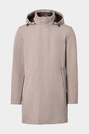 Vue sur fond blanc d'une parka fourrée avec capuche amovible taupe. 