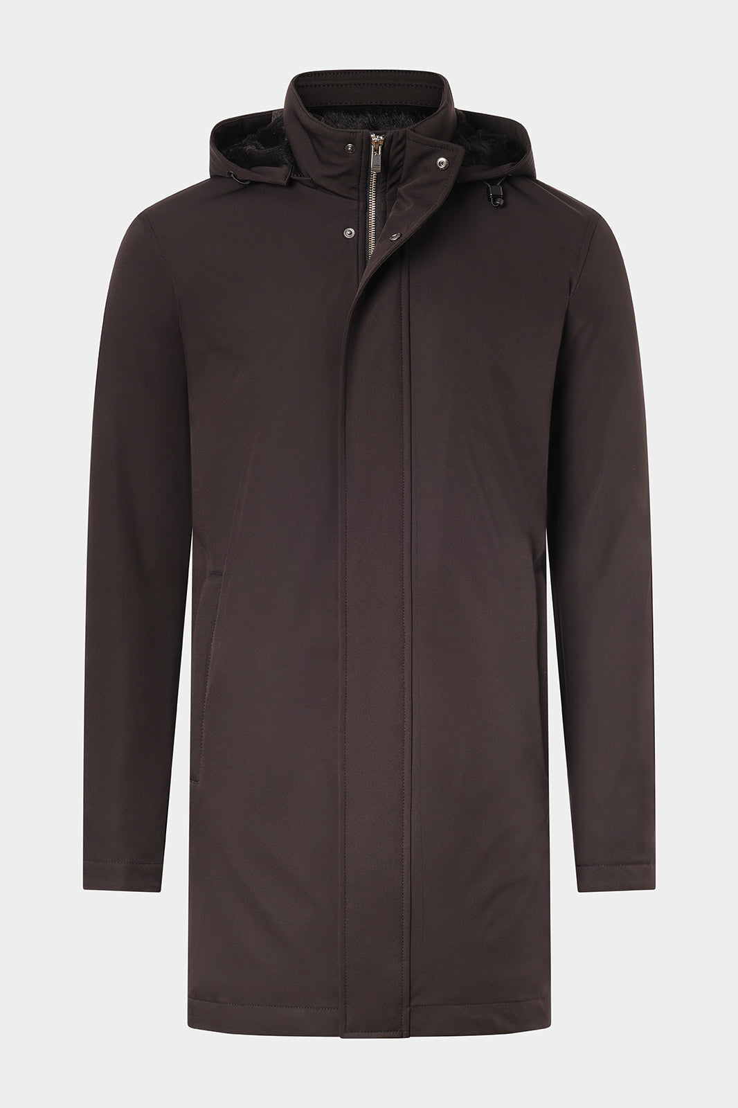Vue sur fond blanc d'une parka zippée noire avec capuche amovible avec fourrure écologique.