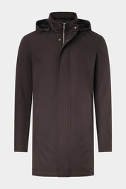 Vue sur fond blanc d'une parka zippée noire avec capuche amovible avec fourrure écologique.