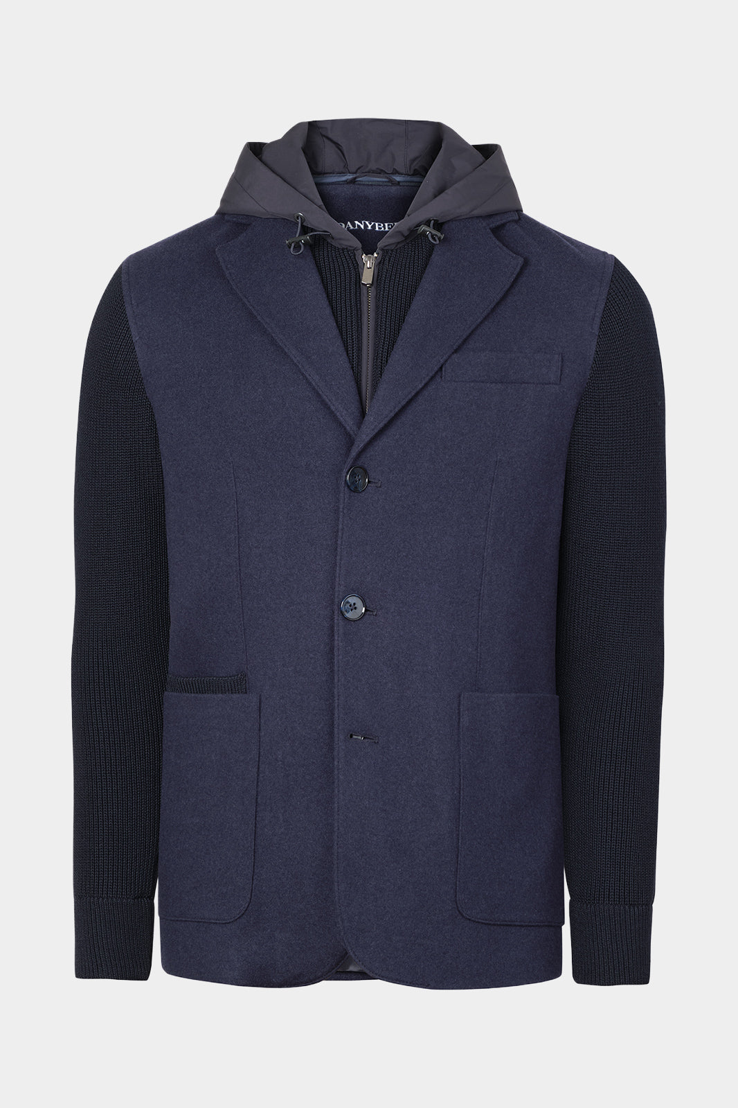 Vue sur fond blanc de la veste bi matière à capuche couleur gris marine fermeture à zip ainsi qu'à bouton, et 2 poches plaqués ainsi qu'une plus petite.