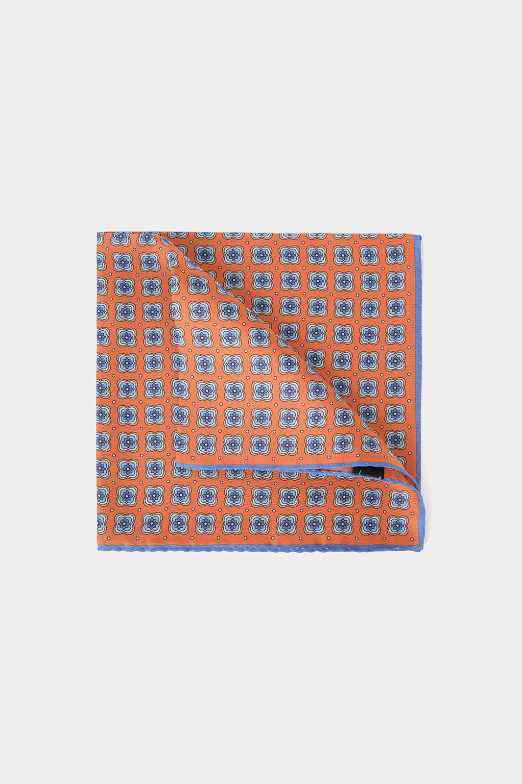 Vue sur fond blanc d'une Pochette en 100% soie à fond orange et à motif floral bleu et blanc