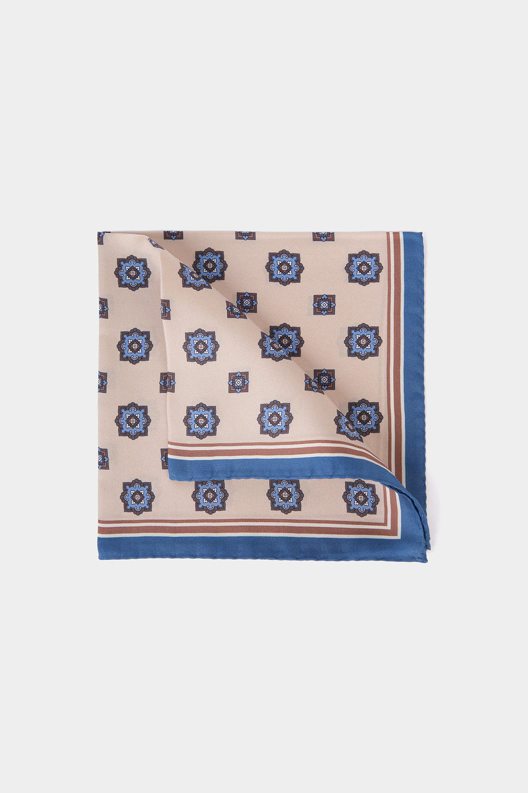 Vue sur fond blanc d'une pochette en 100% à fond beige et motif floral bleu et marron 