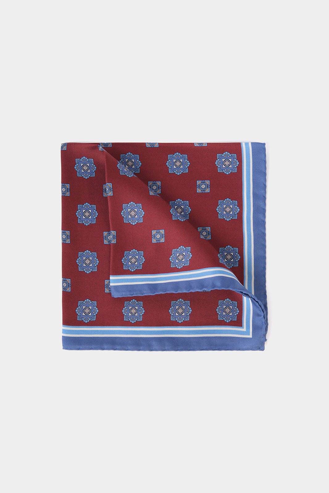 Vue sur fond blanc d'une pochette en 100% soie sur fond bordeaux à motifs floral bleu